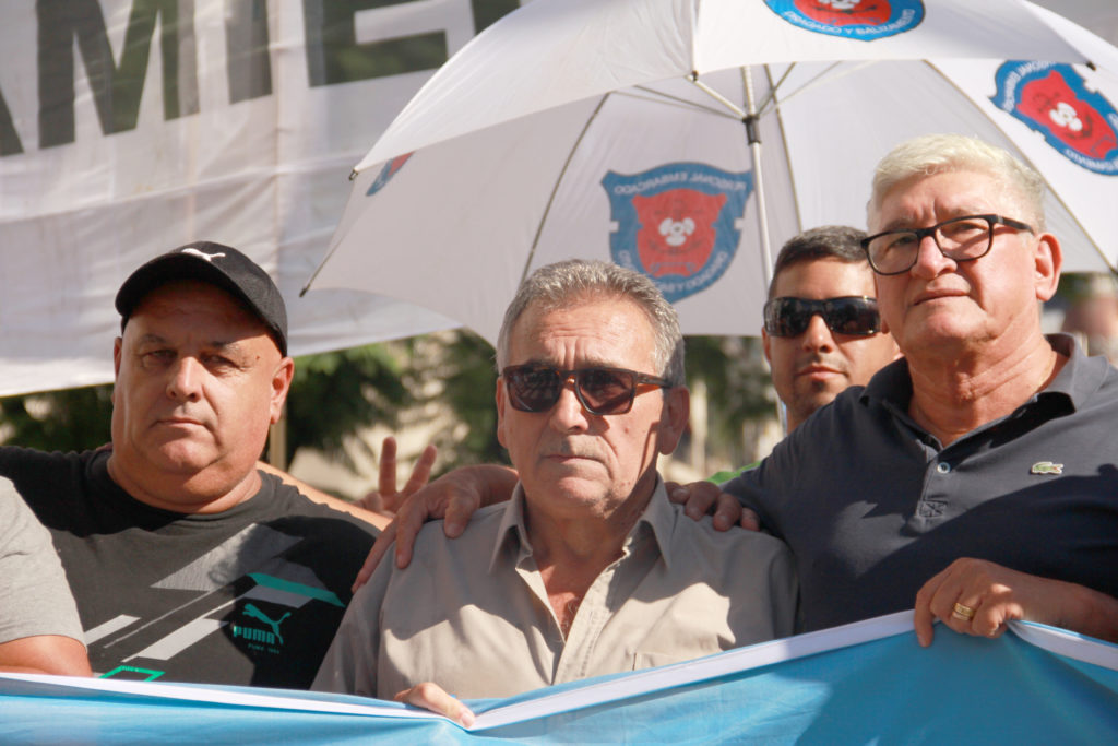 Schmid, con la bandera de Dragado y Balizamiento, durante una movilización. Imagen: Sonido Gremial