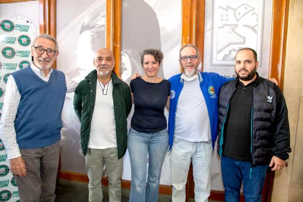 Dirigentes de la Carne Caba y personal docente. Foto: prensa Sindicato de la Carne