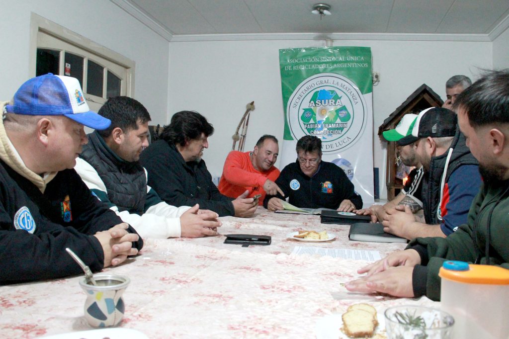 Fabián Framarín y la comisión directiva de ASURA. Foto: Sonido Gremial